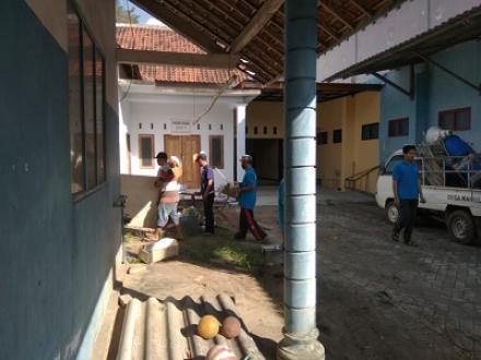 Karang Taruna Desa Kamulan Bersihkan Gedung Sebelah Selatan Untuk Digunakan Kantor.